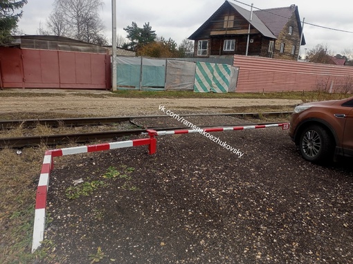 В Быково обнаружен частный ж/д переезд.
На вьезде в пос.Быково на железнодорожных путях необщего..