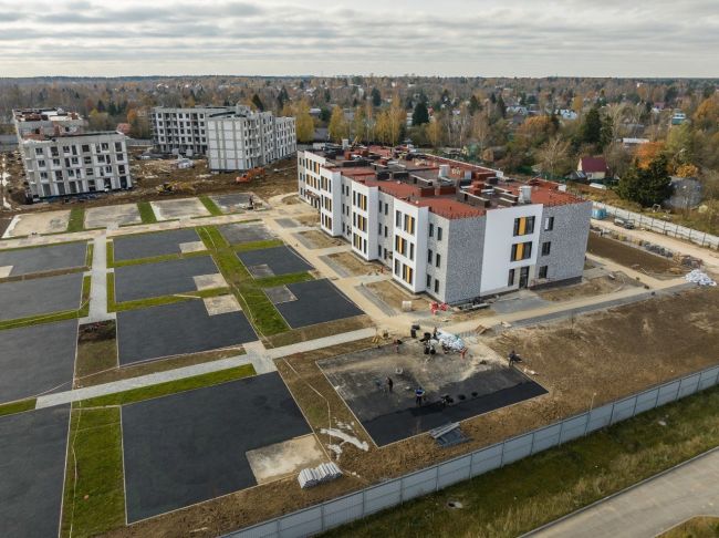 В Перхушково строят детский сад в новом жилом комплексе посреди поля 🚧  Дошкольное учреждение рассчитанное..