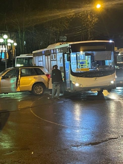 Девушка сдавала задом и врезалась в 364 автобус на станции Расторгуево. Ехала по встречке, начала..