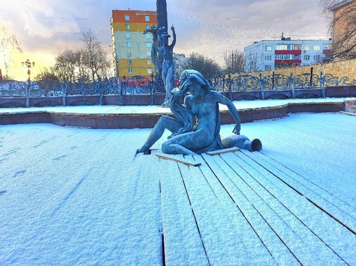 "Времена года" - фонтан на Площади Молодёжи.
Угадайте, кто из них Зима, а кто Осень.  Фото: https://vk.com/krasivarama  Город..