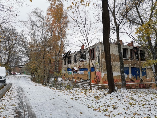 От подписчика:
____________
По адресу ул.Маяковского, д.6, (в районе моста через ж/д) находится симпатичное, но..