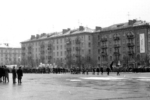 Ноябрьские праздники в советское время проходили более увлекательно!  В любую погоду трудовые, студенческие..