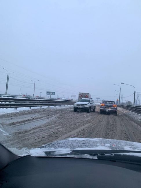 На М2 на дублере ДТП в районе Стрелково машину развернуло. Дороги не чищены. Скользко. Будьте..