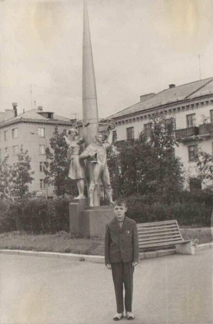 Ретро фото Щёлково📸  Ул. Пушкина в 1965 году  Раньше этот памятник был на Воронке, а сейчас возле..