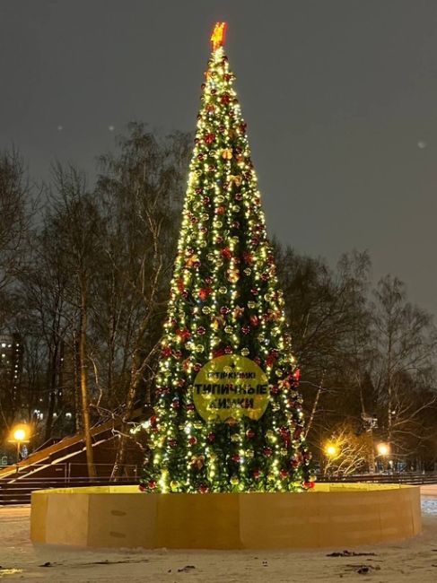 Ёлка на Театральном катке действительно обновилась!🎄  Прошедшей ночью её монтировали и украшали.
Теперь..