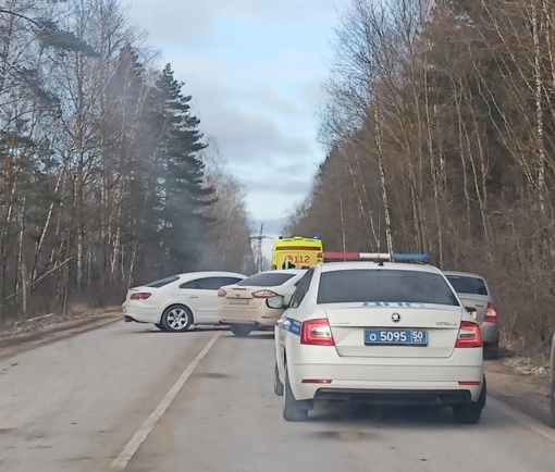 Сегодня утром на областной автодороге "Серпухов-Глазово-Кузьмёнки" после перекрестка с А-108 (Бетонка) в..