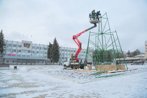 На Советской площади начались работы по монтажу главной новогодней ёлки в Сергиево-Посадском..