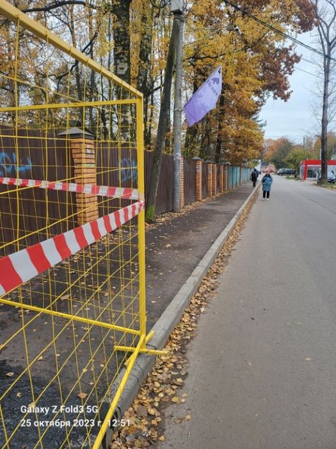 Центральная улица в Подрезково сегодня. Все-таки весь этот процесс выглядит как минимум странно 😅  В..