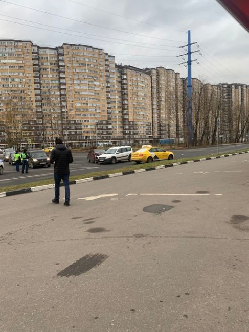 из-за новой "гениальной" разметки, противоречащей знакам, на перекрёстке Старого Дмитровского ш. и..