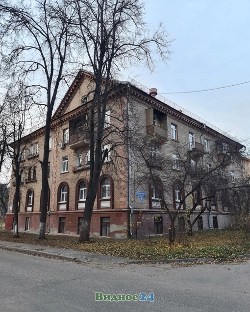 На Заводской улице приводят в порядок старые исторические дома. Ремонтируют крыши, очищают облицовочный..