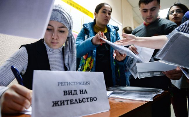 Власти предложили упростить мигрантам получение вида на жительство в России. 
Стоимость экзамена для..