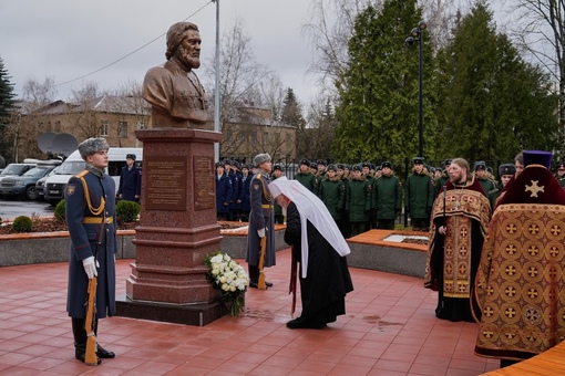 На Власихе открыли памятник отцу Михаилу, погибшему год назад на Херсонщине ❤ 
Бюст установили на Соборной..