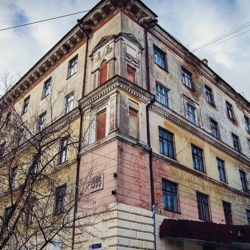 В старых Химках есть необычный сталинский дом 1955 года постройки 🏚️  Находится на Ленинском проспекте, д.23...