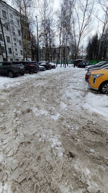 На злобу дня! Опубликуйте пожалуйста! Такой вопрос :Кто должен чистить снег во дворе по адресу ул. Советская 9?..