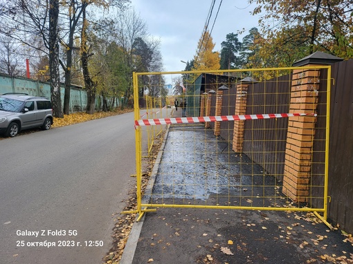 Центральная улица в Подрезково сегодня. Все-таки весь этот процесс выглядит как минимум странно 😅  В..