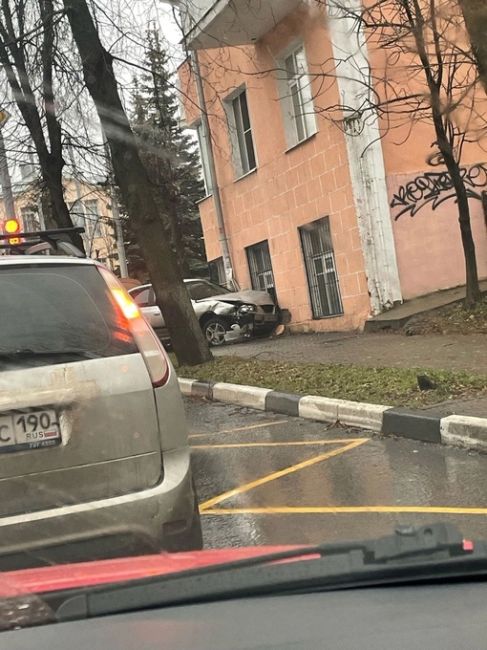 🚨 Серьёзная авария у администрации (пересечение ул. Советская и ул. Патриаршая)  Информации о пострадавших..