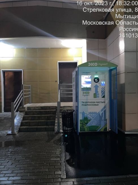 Вот такой "подарок" от администрации жителям по ул. Стрелковая д.8. 
Вместо зеленого газона асфальт и..