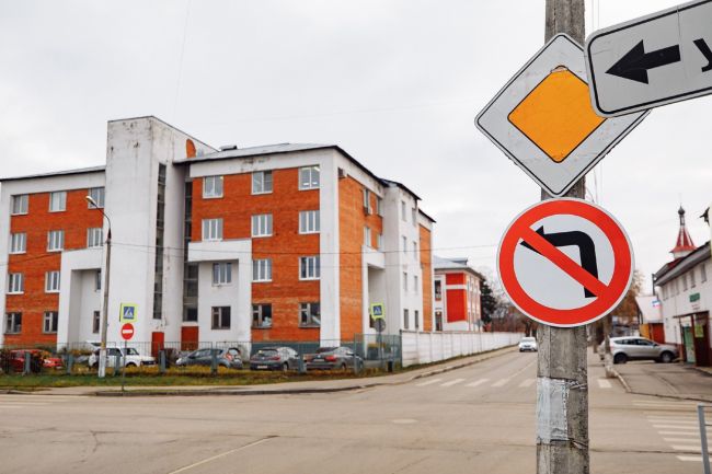 📍На улице Барышникова изменилась схема движения. 
Теперь участок дороги от круга до ул. Бугрова стал..