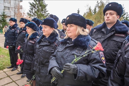 На улице Маршала Жукова открыли мемориальную доску в честь погибшего одинцовского участкового ❤️  Старший..