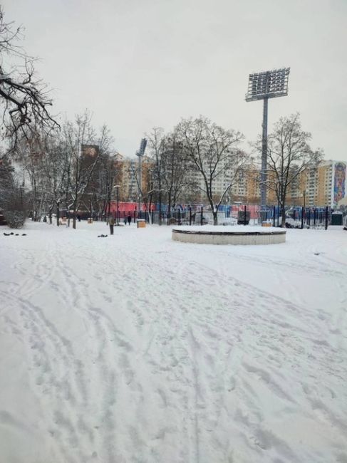 ЧТО ЗА СНЕЖНОЕ БЕЗОБРАЗИЕ❓
📸 Екатерина
Центр города, новая площадь у стадиона "Орион". 12 часов дня. Ничего не..