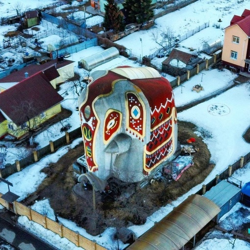 Этот дом-слон находится в деревне Островцы Раменского городского округа. Видно с Новорязанского шоссе. С 2009..