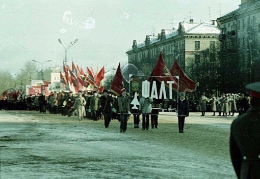 Ноябрьские праздники в советское время проходили более увлекательно!  В любую погоду трудовые, студенческие..