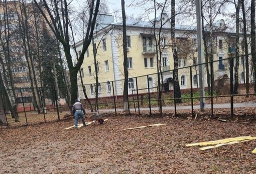 👀 В Зелёном городке (п.Удельная) начался долгожданный ремонт хоккейной коробки. Работы планируется..