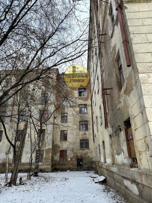 В старых Химках есть необычный сталинский дом 1955 года постройки 🏚️  Находится на Ленинском проспекте, д.23...