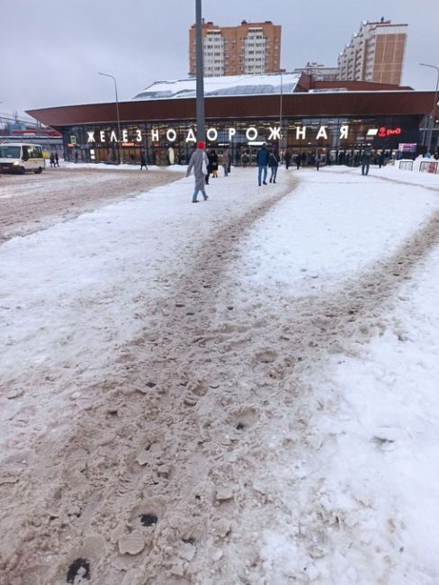 ХОТЬ КТО-ТО УБИРАЕТ СНЕГ 👍🏻
Привокзальная площадь, всё завалено снегом , уборочного транспорта не..