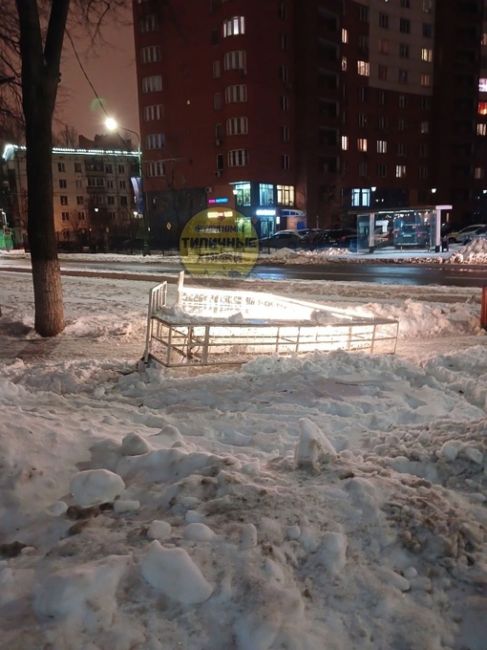 Еще вчера вечером все было в порядке (4 фото), а сегодня утром уже вот так 😐
И кому опять не понравилось?  Сквер..