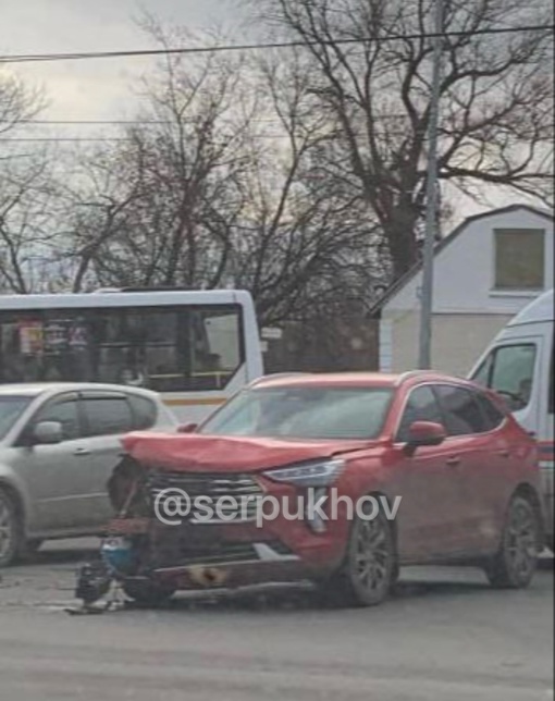 На перекрёстке улиц Володарского и 1-й Московской в ДТП попала машина скорой помощи.  В ДТП пострадали четыре..