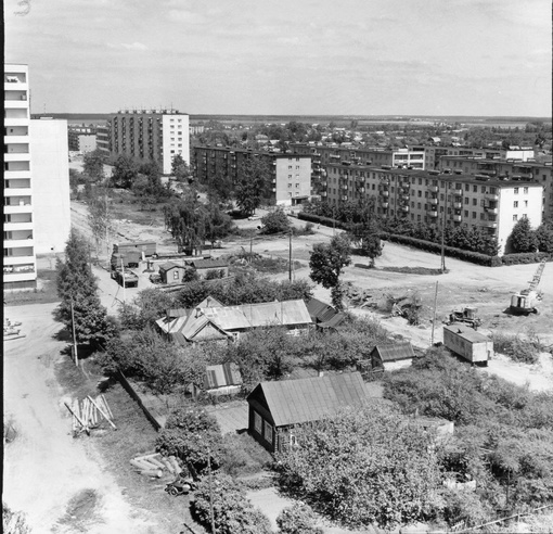 Улица Гурьева в 70-е годы. Деревянные дома на первом плане фото сегодня занимает площадь..