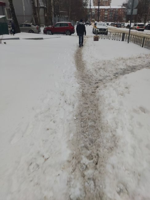 У Мосавтодора из года в год одна и та же ситуация: снег и ул. Быковская  не чищен. Фуры и люди буксуют. Колапс из..