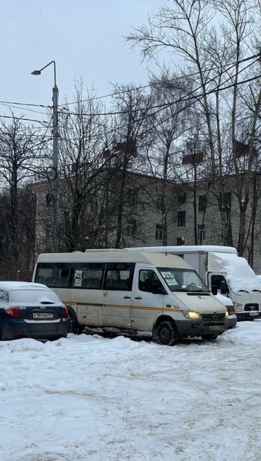 Водитель маршрутки «здорово» припарковался у Пятерочки на Гаевского. Это так можно? 🤔Мы, кстати, не смогли..