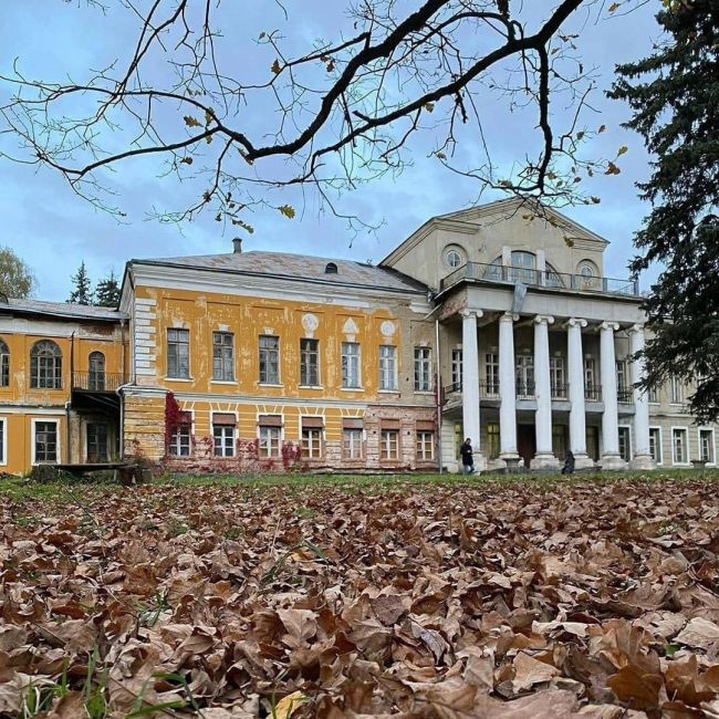 📍Московская обл. Ленинскии‌ р-н., г.Видное. 
Дворянская усадьба Суханово, имение князеи‌ Волконских. 
..