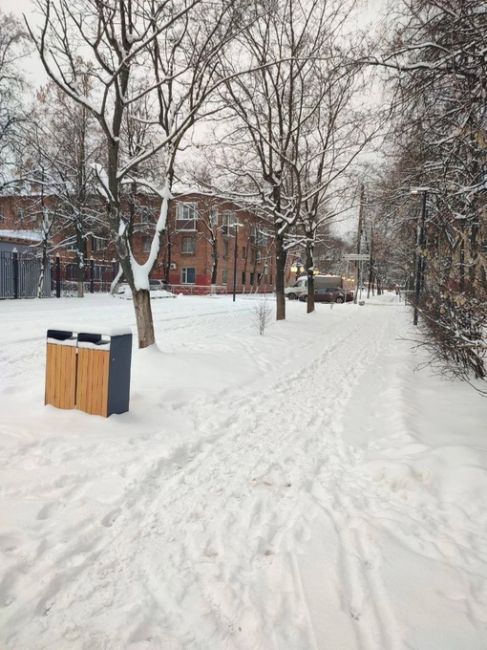 ЧТО ЗА СНЕЖНОЕ БЕЗОБРАЗИЕ❓
📸 Екатерина
Центр города, новая площадь у стадиона "Орион". 12 часов дня. Ничего не..