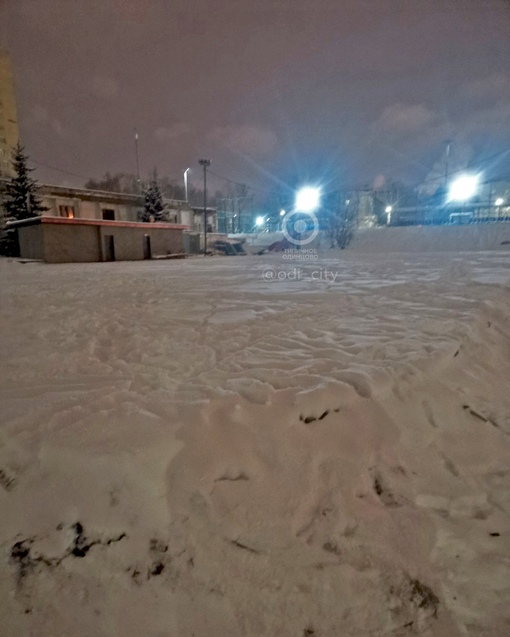 Хоккейную коробку возле стадиона 8 микрорайона так и не успели соорудить к зиме 🙁  Изначально, срок..