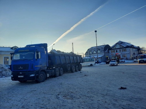 С вокзала вывозят снег. Будто бы январь, скажите?..