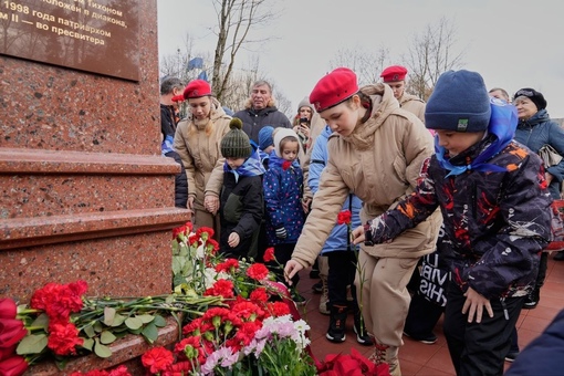 На Власихе открыли памятник отцу Михаилу, погибшему год назад на Херсонщине ❤ 
Бюст установили на Соборной..