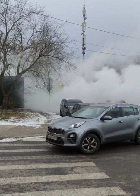 От подписчика:
___________
На улице Совхозная 14 у нас паровая завеса уже неделю в этом месте.
Оживлённое движение,..