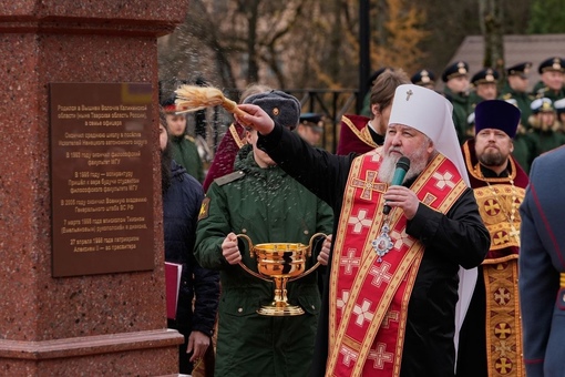 На Власихе открыли памятник отцу Михаилу, погибшему год назад на Херсонщине ❤ 
Бюст установили на Соборной..