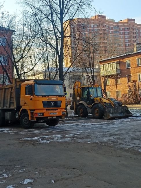 Спецтехника с работающими двигателями стоит часами во дворе дома по Пионерской 20/7.. шум и выхлопные газы в..