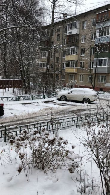 Улица Терешковой д2/2 трактор проехал и смëл всё на парковочные места , так дело не пойдёт, просьба привести в..