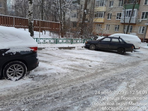 Улица Терешковой д2/2 трактор проехал и смëл всё на парковочные места , так дело не пойдёт, просьба привести в..