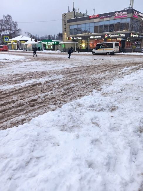 ХОТЬ КТО-ТО УБИРАЕТ СНЕГ 👍🏻
Привокзальная площадь, всё завалено снегом , уборочного транспорта не..