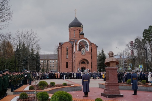 На Власихе открыли памятник отцу Михаилу, погибшему год назад на Херсонщине ❤ 
Бюст установили на Соборной..