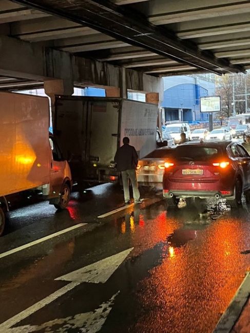 В старых Химках сплошные ДТП  Под мостом движение сильно затруднено и на станции Химки аналогично..