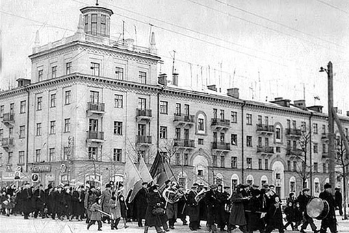 Ноябрьские праздники в советское время проходили более увлекательно!  В любую погоду трудовые, студенческие..