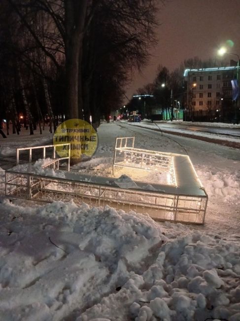 Еще вчера вечером все было в порядке (4 фото), а сегодня утром уже вот так 😐
И кому опять не понравилось?  Сквер..