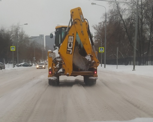 Да здравствует снежный понедельник! 
Вот и пришел сезон жалоб на неубранный снег..